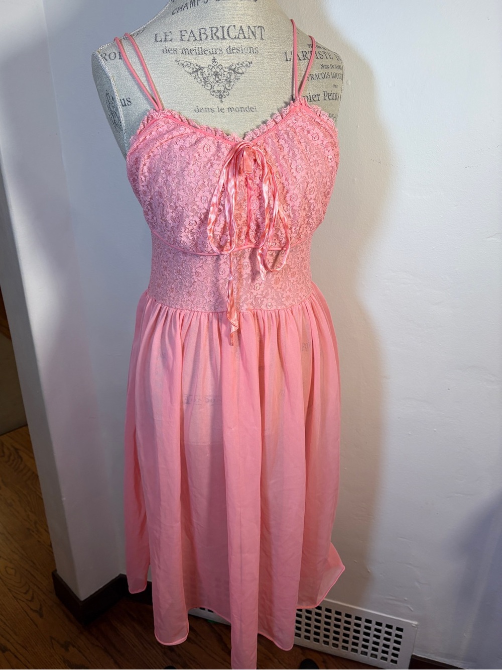 Vintage 1960’s Pink Lace Bodice Women’s Nightdress slip Sz M coquette shear
